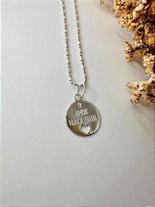 Colar plaquinha redonda O amor nunca falha