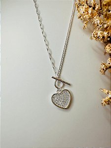 Colar gravatinha groumet e cartier com coração cravejado
