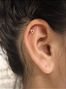 Piercing triangulo cravejado