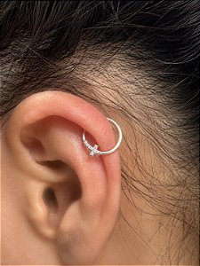 Piercing hélix cruz cravejada
