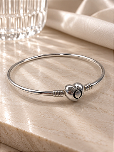 Bracelete inspiração Pandora rígido coração liso