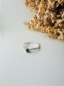 Anel ondulado cravejado pedra verde