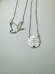 Escapulário borboleta minimalista "O processo te fere, mas o propósito te cura"
