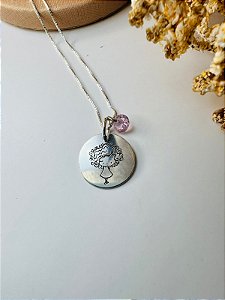 Colar plaquinha redonda menina ponto de luz rosa