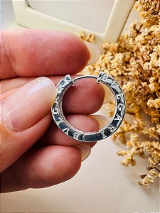 Brinco inspiração Bvlgari argola cravejada