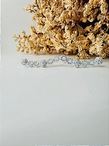 Brinco ear cuff infinito e flor cravejados