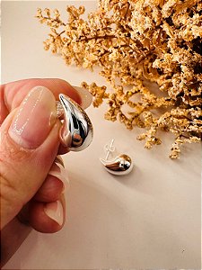 Brinco gota lisa 1 x 1,7cm
