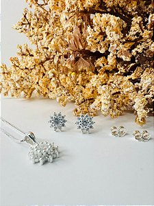 Conjunto flor borda cravejada