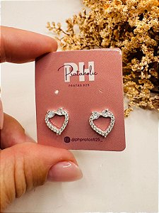 Brinco laço coração vazado cravejado