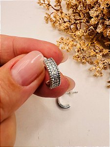 Brinco meia argola cravejada com banho de ródio