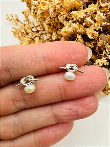 Brinco coração em nó com pérola