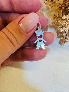 Pingente menino cowboy com chapéu e coração vazado