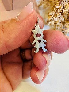 Pingente menina cowgirl com chapéu e coração vazado