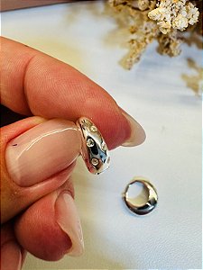 Brinco argola click estilo gota com pontos de luz