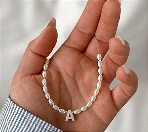 Colar Nylon pérola com inicial em madrepérola