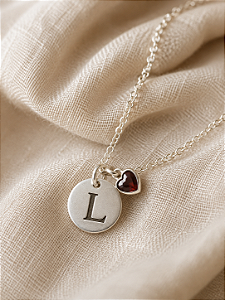 Pulseira personalizada medalha com inicial e ponto de luz vermelho