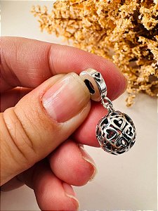 Berloque bola em corações pendurado