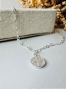Pulseira elos medalinha de São Bento pendurada