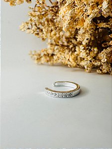 Brinco fake fio reto cravejado