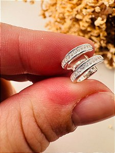 Brinco fake 2 fios retos cravejado