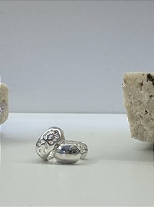 Brinco argola lisa abaulada, flor atrás PP
