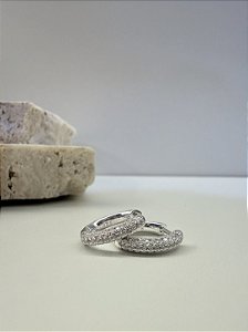 Brinco argola cravejada