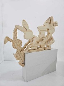 Coelhos Ajuda em pinus-18x28cm