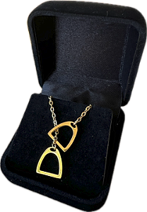 Corrente com Pingentes de Estribos, em inox, e folhada a ouro 18k