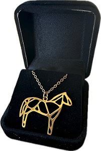Corrente com Pingente de Cavalo, em inox, folhada a ouro 18k