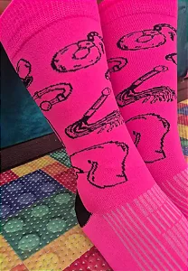 Meia DESENHOS DE SEX SHOP - rosa neon com preto