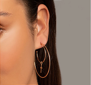 BRINCO MEIA ARGOLA DUPLA BANHADO A OURO 18K COM CRUZ