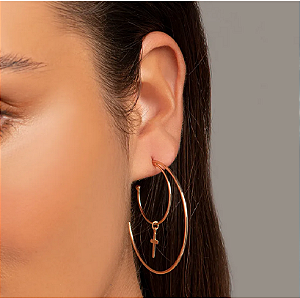 BRINCO MEIA ARGOLA DUPLA BANHADO A OURO 18K COM CRUZ