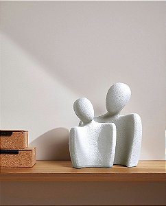 Enfeite Decorativo Estátuas Casal Branca em Cerâmica
