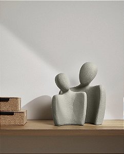 Enfeite Decorativo Estátuas Casal Cinza em Cerâmica