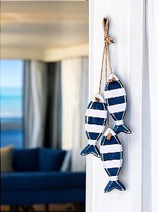 Penduricalho Trio de Peixes em Madeira com Listra Azul Marinho 41x9x5,5