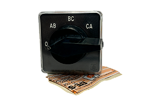 Comutador de voltímetro 3 fios 10A 0-RS-ST-TR fixação topo V3/10E Semitrans