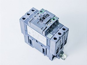 Contator tripolar 40A 100-220VCA/VCC 1NA+1NF LC1D40AKUE Schneider Electric sem embalagem