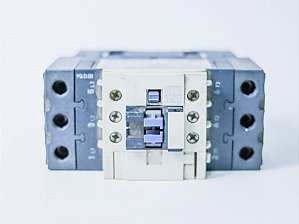 Contator tripolar 40A 220VCA 1NA+1NF LC1D40AM7 Schneider Electric sem embalagem