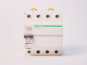 Interruptor Diferencial tetrapolar 40A 30mA A9R50440 Schneider Electric Usado