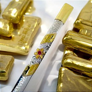 Bomba Chimarrão Prata 600 com 02 chapinhas de ouro e 1 flor de ouro com pedra vermelha