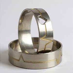 Par aliança Lisa com batimentos cardíacos em ouro e coração vazado prata de lei