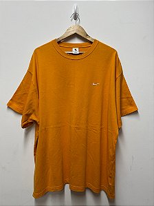 CAMISETA NIKELAB ESSENTIALS SOLO SWOOSH LARANJA