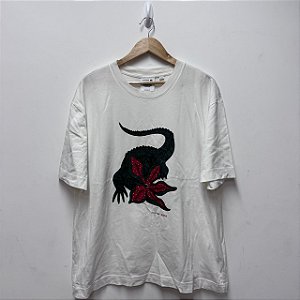 CAMISETA LACOSTE X NETFLIX STRANGER THINGS