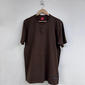CAMISETA OAKLEY LEGEND METAL PIN MARROM
