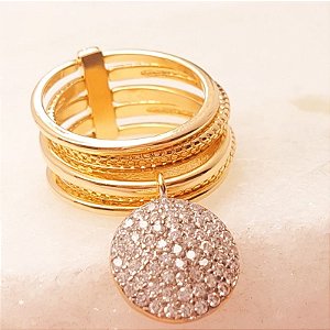 ANEL LUXO 5 FAIXAS COM PINGENTE CÍRCULO CRAVEJADO EM ZIRCÔNIA