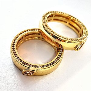 ANEL ALIANÇA LUXO DA ABSOLUTE COM ENCRUST DE ZIRCONIAS NAS DUAS LATERAIS E UMA FOLHA- PEDRA AO CENTRO 5,0GR N°21  18K