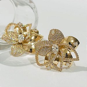 BRINCOS LUXO BANHO ROSÊ FLOR COM AROS CREAVEJADOS DE ZIRCONIAS E TARRACHA ESPECIAL18K