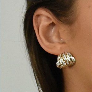 BRINCO LUXO FOLHAS ENVOLVENDO ORELHA COM DETALE EM RÓDIO E CRAV. DE ZIRCONIAS 18K