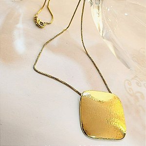 COLAR 70CM COM PINGENTE CHAPA CONCAVA QUADRADA TEXTURIZADA 8,4 GR 18K