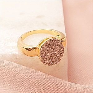 ANEL OVAL CRAVEJADO EM ZIRCÔNIAS E DETALHES EM RÓD